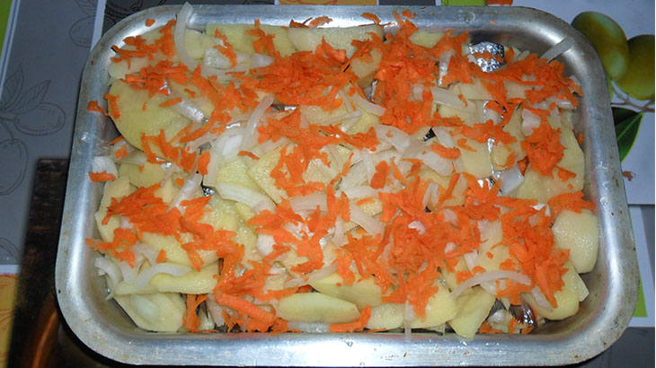 пересыпаем картофелем и овощами